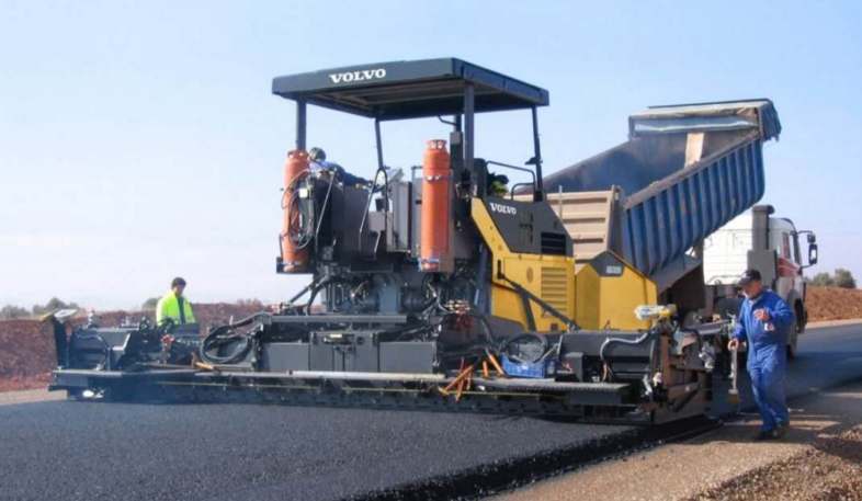 冷再生機(jī)現(xiàn)場瀝青路面冷再生機(jī)特點(diǎn)